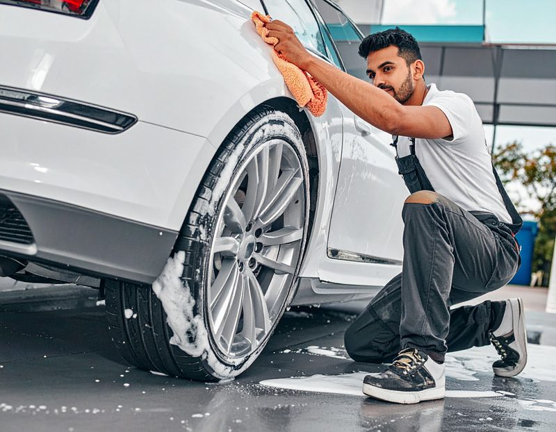 800x622 Firefly Szczegoly czyszczenia samochodow mezczyzna czysci karoserie samochodu 75973