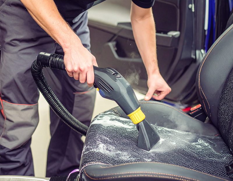 800x622 Firefly Szczegoly czyszczenia samochodow mezczyzna za pomoca profesjonalnego odkurzacza par 199288